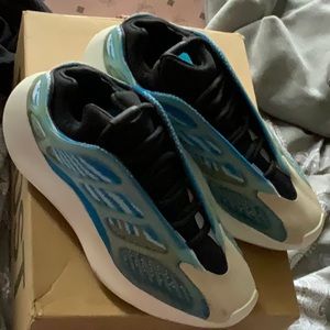 Yeezy v3 700
